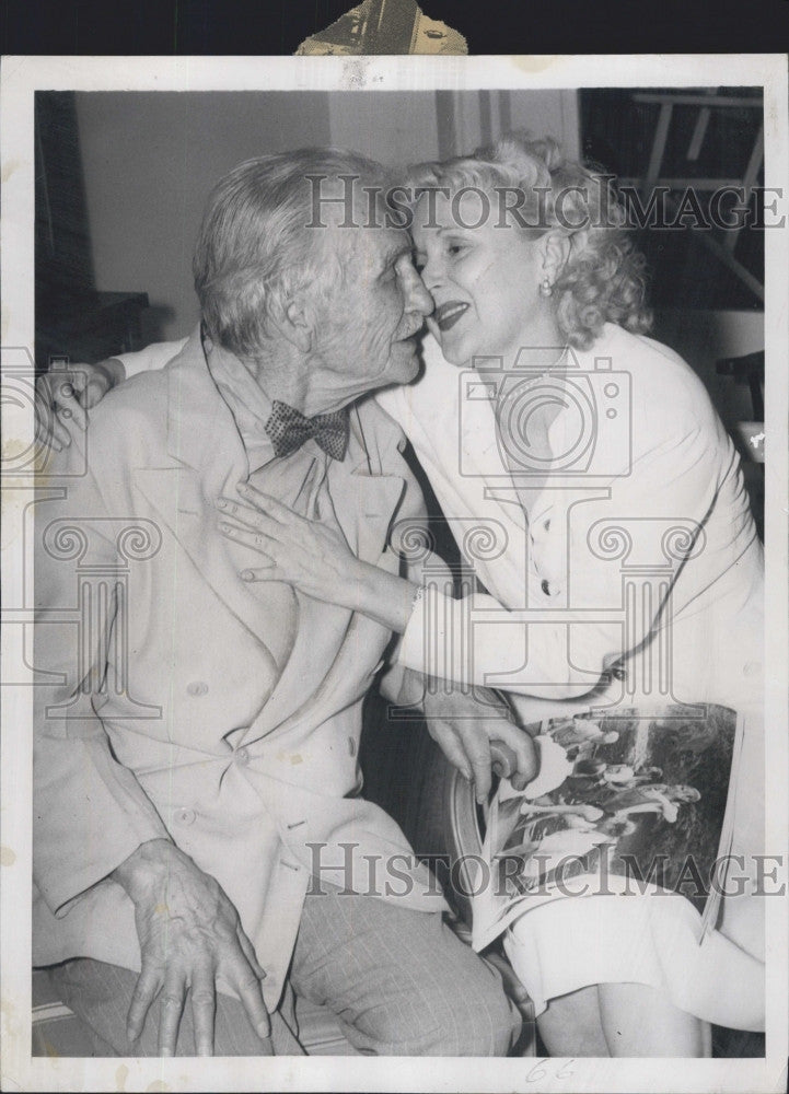 1951 Press Photo Bernarr MacFadden, 83, gets a kiss from wife Jonnie Lee - Historic Images