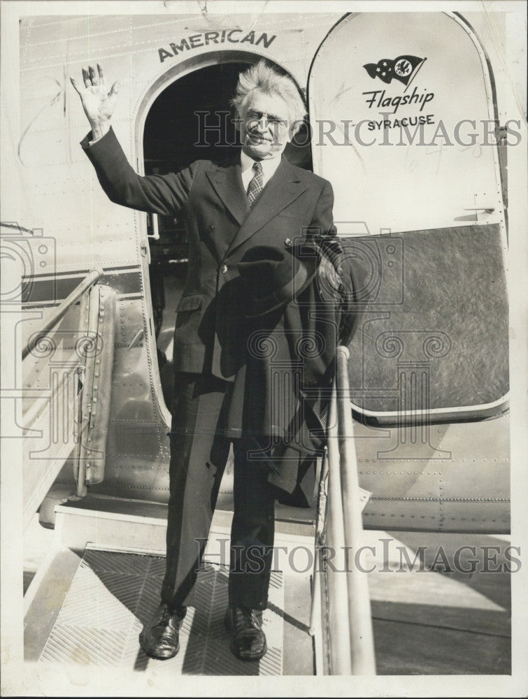 1940 Press Photo Bernarr McFadden at Boston airport - Historic Images