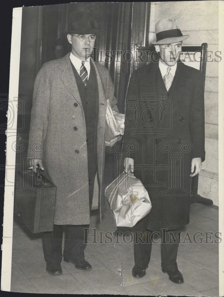 1936 Press Photo Anthony Lacaire, Joseph T. Walker, entering Dedham Court - Historic Images