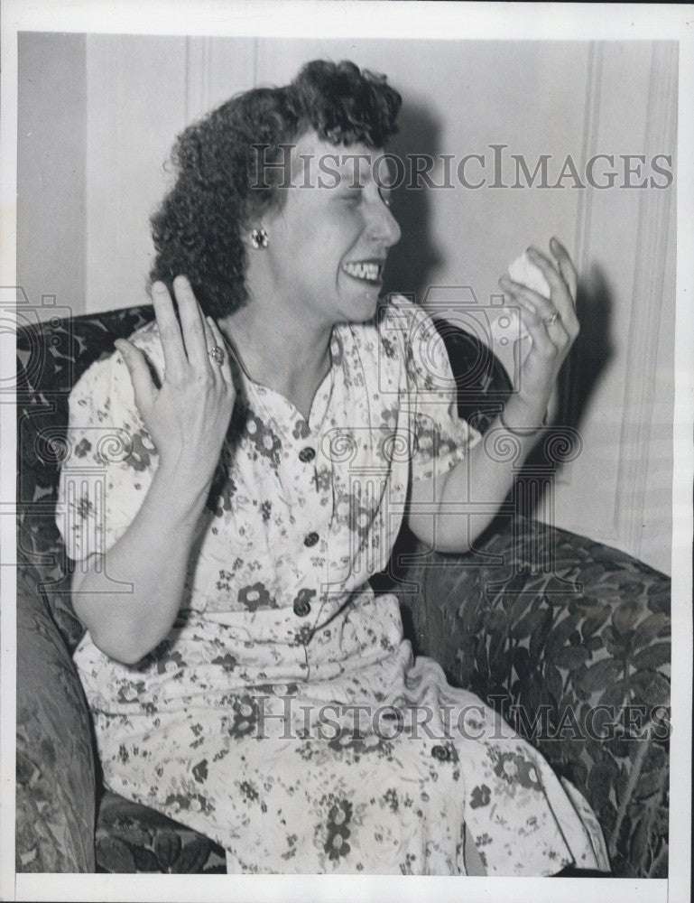 1947 Press Photo Mary Lagana notified of husband
s death - Historic Images