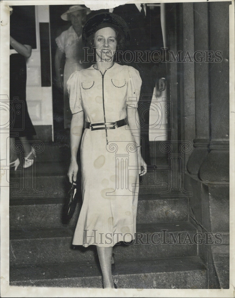 1937 Press Photo Mrs. Mary Wing, Wife Of Robert Wing, Leaving Salam, MA Court - Historic Images