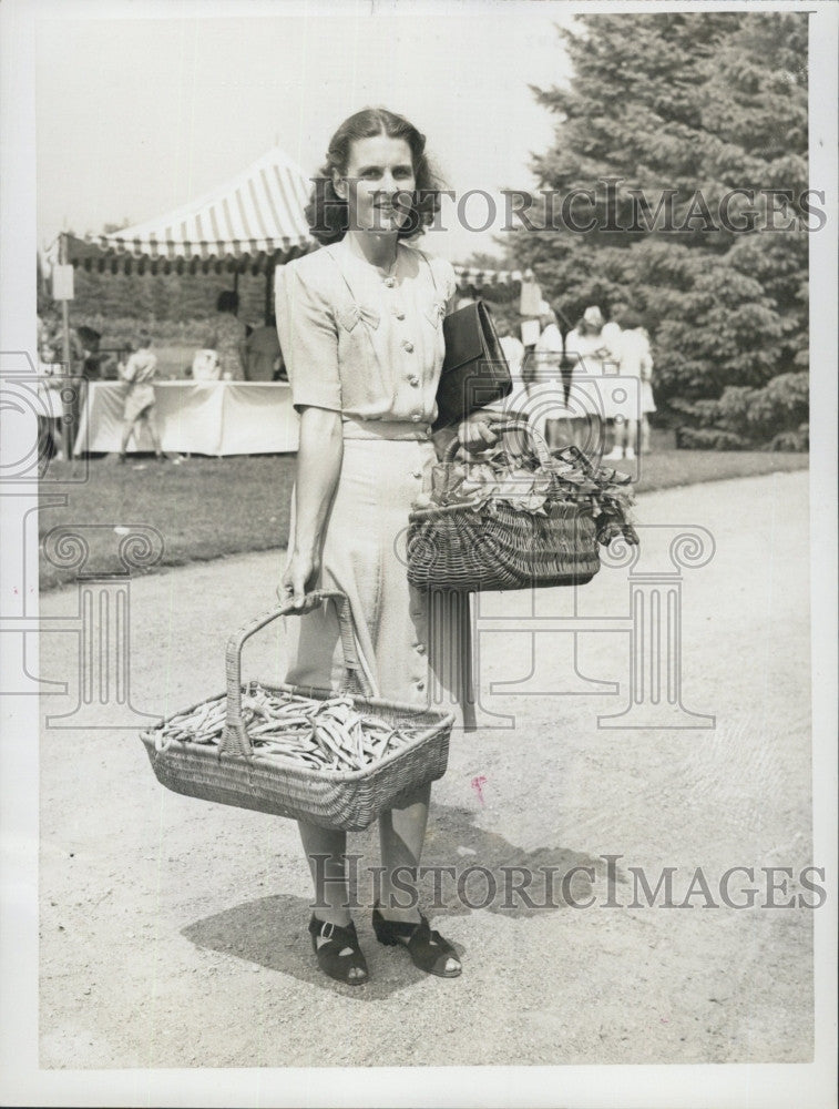 1943 Press Photo Mrs. Frederick Winthrop - Historic Images