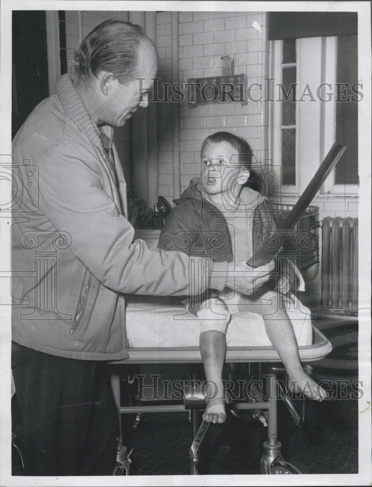 1965 Press Photo Carl Sawyer Edward Toddler Dragged Behind Car - Historic Images