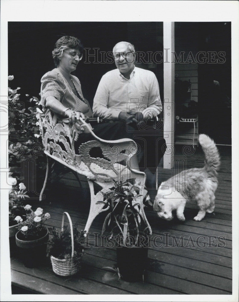 1990 Press Photo Bill Sawyer, running for A. G., and his wife Joan - Historic Images