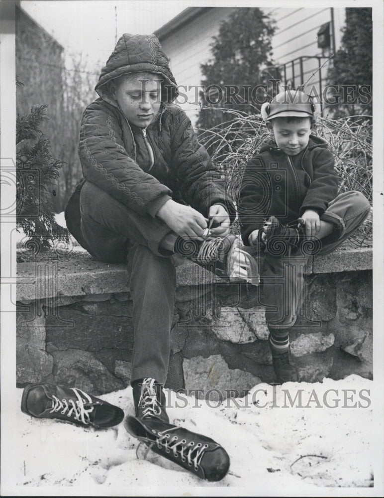 1964 Press Photo Brian Sayer, who lost his lower right leg in a train accident - Historic Images