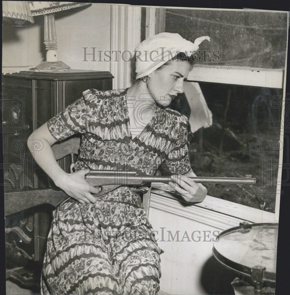 1947 Press Photo Mrs Ruth Scagnolia Keeps Watch With Gun For Peeping Tom - Historic Images