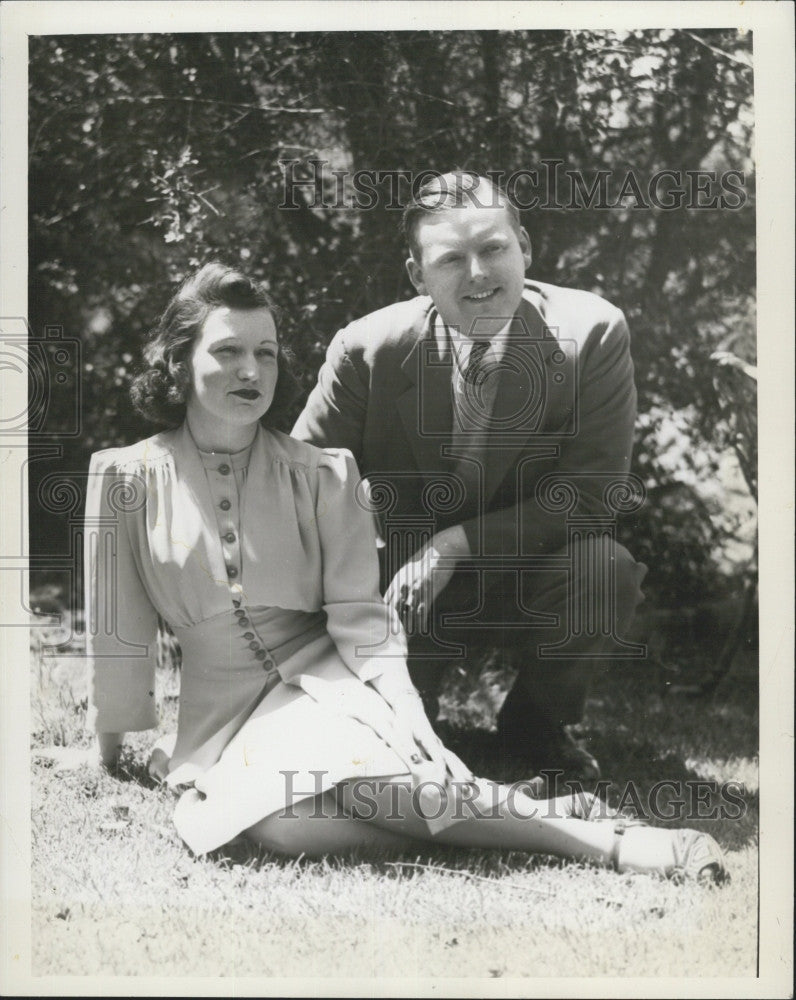 1941 Press Photo Mr and Mrs Eugene J. Durgin on honeymoon - Historic Images