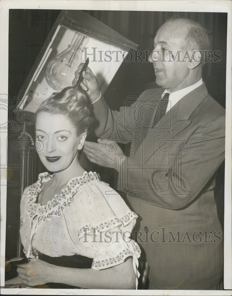 1951 Press Photo Exilona Savre &amp; coifure by Andre - Historic Images