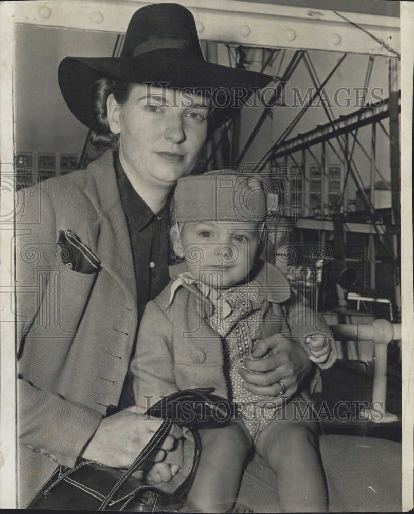 1941 Press Photo Mrs Louis Dupret Grier &amp; baby John - Historic Images