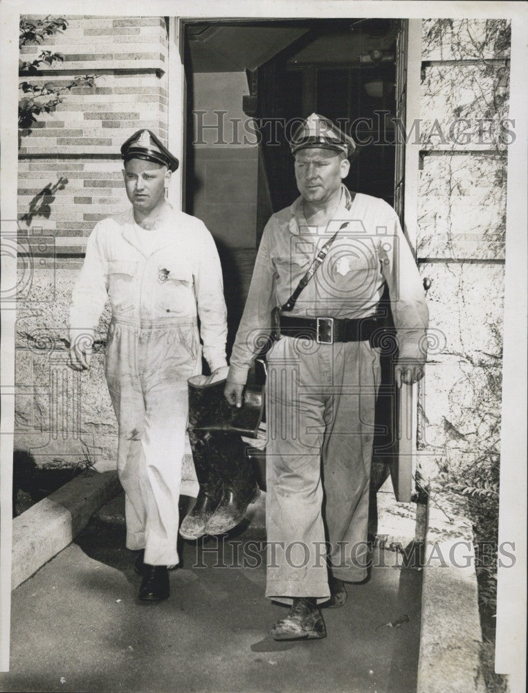 1955 Press Photo Officer James Dunne Joseph P Pastuch Bridgewater Barracks - Historic Images