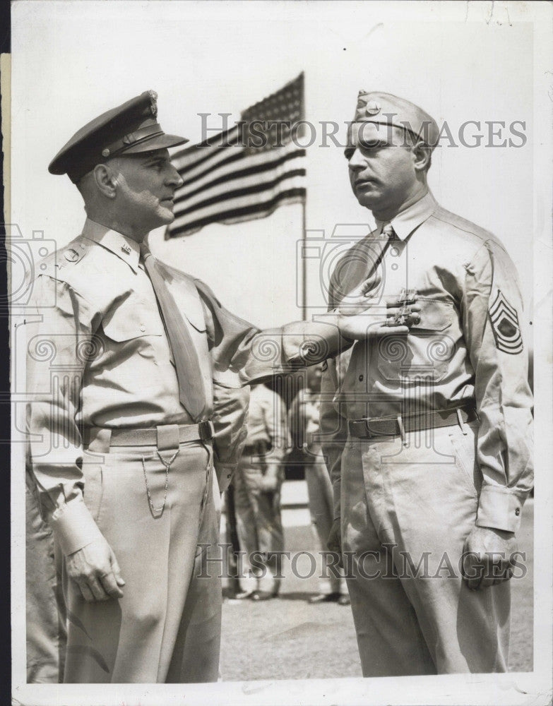 1945 Press Photo Brig Gen Harold L George Sergeant JH Walsh Baltimore - Historic Images