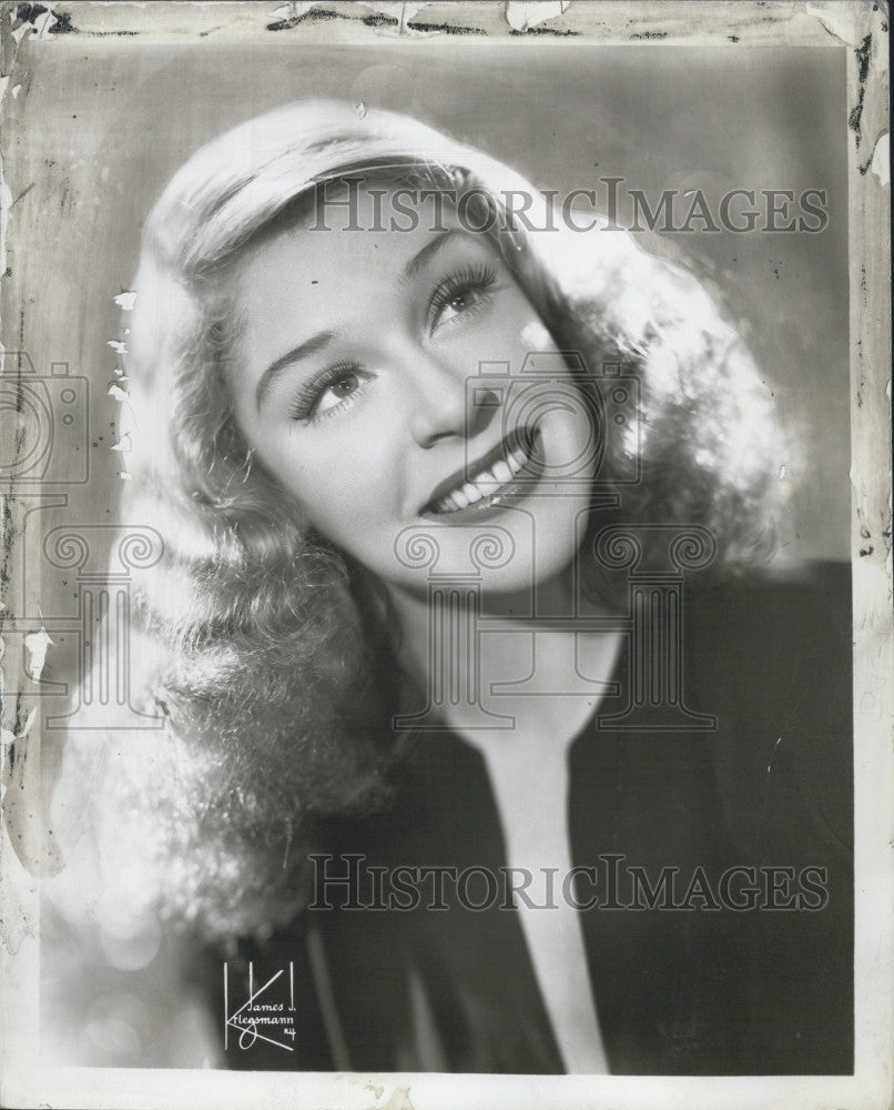 1945 Press Photo Comedienne Mitzi Green in &quot;Billion Dollar Baby&quot; - Historic Images