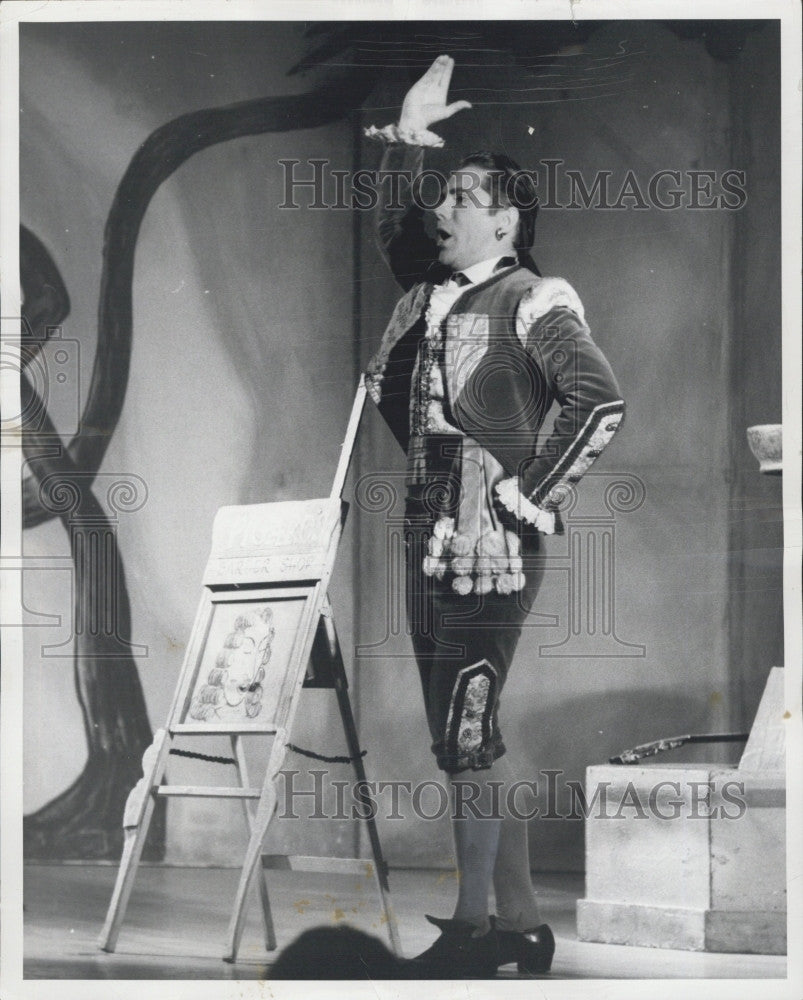 Press Photo Alexander Gray in &quot;The Barber of Seville&quot; - Historic Images