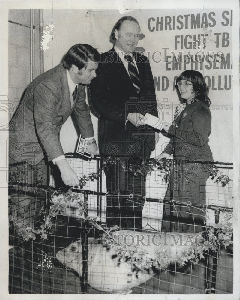 1973 Press Photo Atty. Gen. Robert Quinn with Christmas Seal - Historic Images