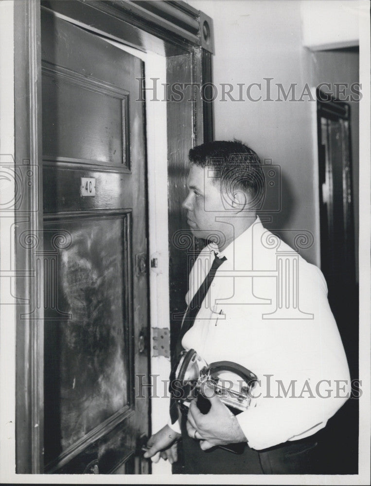 1962 Press Photo Dana Kuhn, Boston Police Dept. chemist, forensic specialist - Historic Images