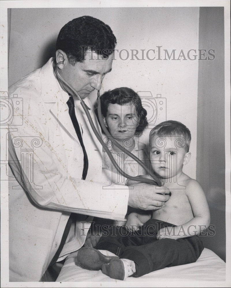 1959 Press Photo heart doc, Dr. Marshall Kriedberg examining tot, Frank Grover - Historic Images