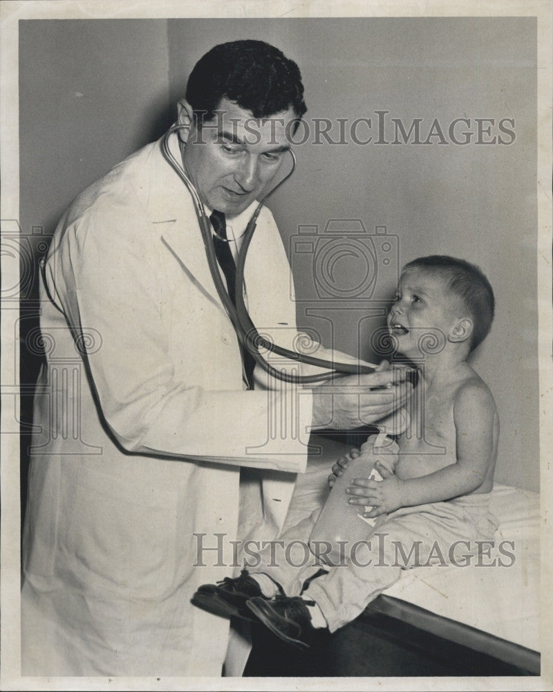 1959 Press Photo Dr. Marshall Kriedberg examines boy with heart defect - Historic Images