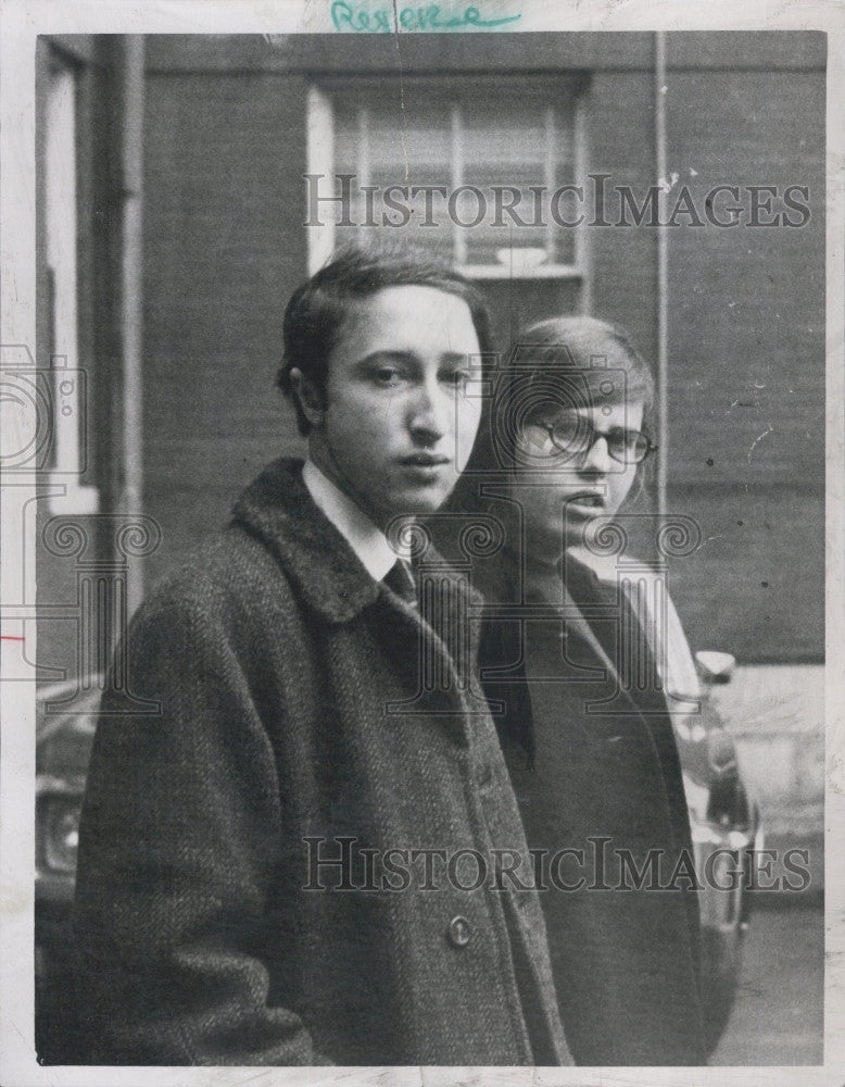 1970 Press Photo Stephen Kresner leaves court - Historic Images