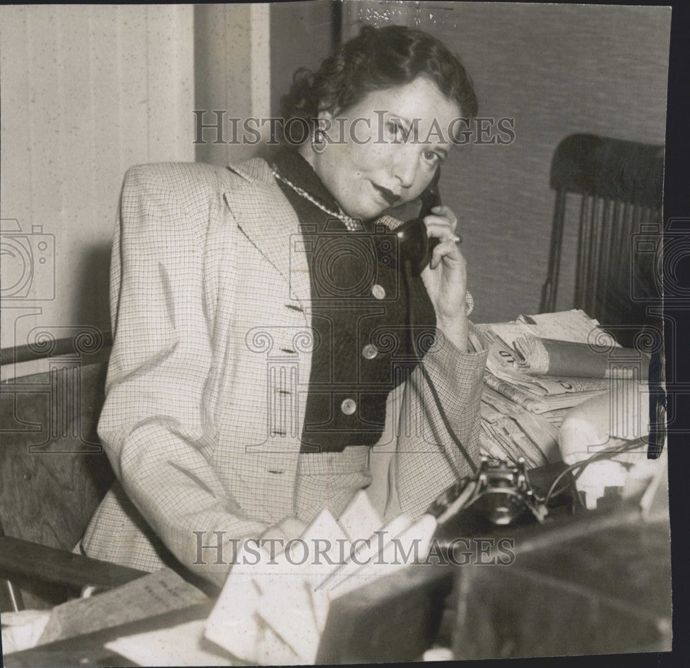 1954 Press Photo Mary Kresnogor at her desk - Historic Images