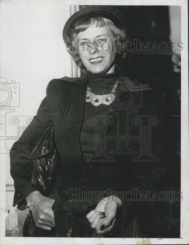 1954 Press Photo Mrs. Patricia Tate Krosschell, leaving the courtroom. - Historic Images