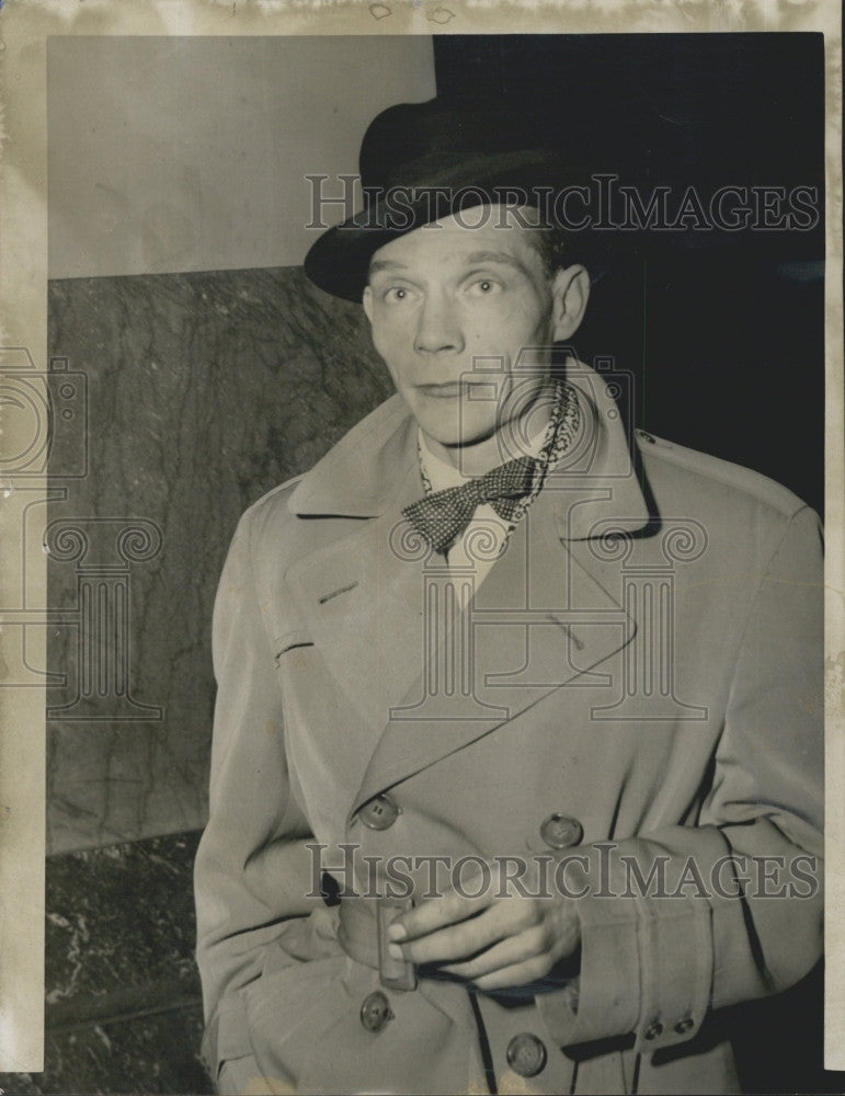 1951 Press Photo ex-marine Everharhaus Krosschell at Suffolk Probate Court. - Historic Images