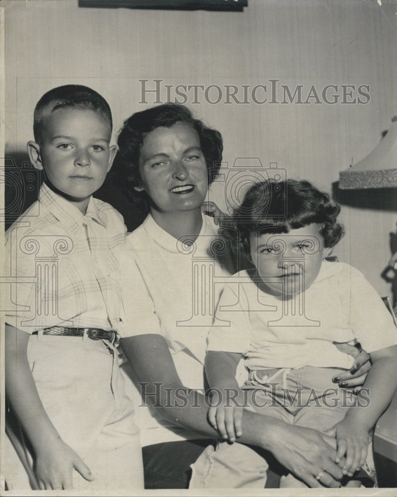 1960 Press Photo Mrs. Josephine Powers &amp; Children, David &amp; Mary Jo - Historic Images