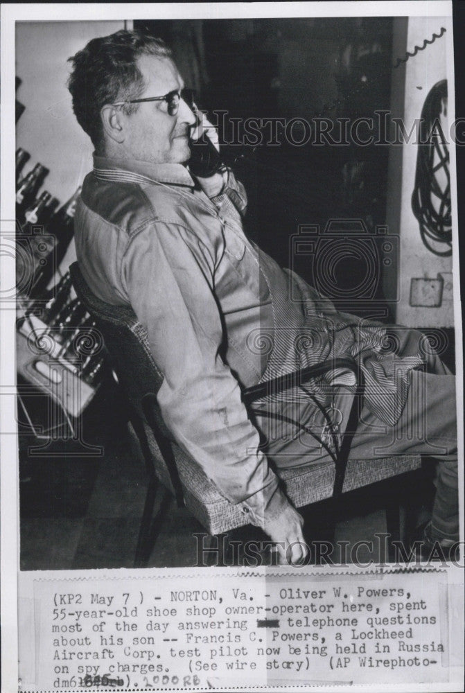 1960 Press Photo Oliver Powers, Father of Francis Gary Powers, Answers Questions - Historic Images