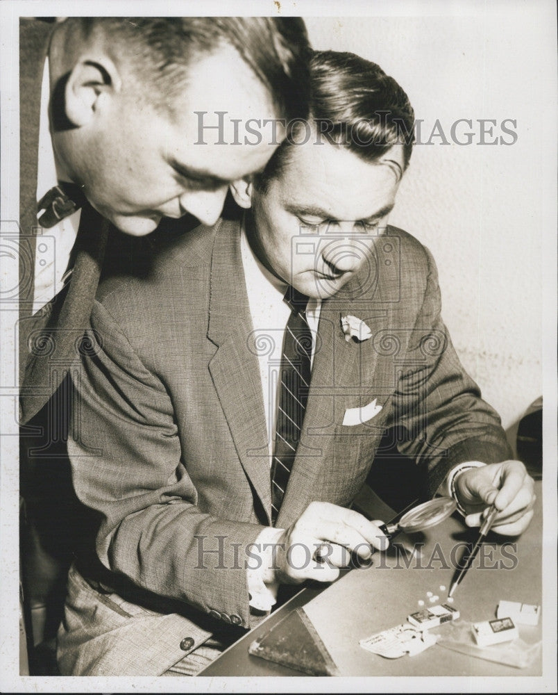 1958 Press Photo D.A. John Powers and D. A. James O&#39;Dea Examine Poisonous Pills - Historic Images