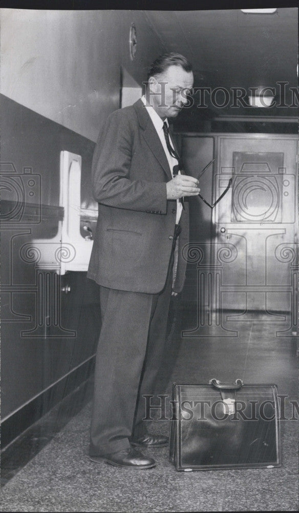 1960 Press Photo Defense Lawyer Langden Powers Pauses Before Attending Court - Historic Images