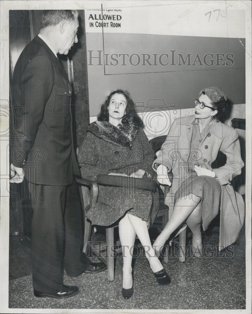 1960 Press Photo Mrs. Walter Powers, Jr. &amp; Mrs. Lagden Powers Talk Before Trial - Historic Images