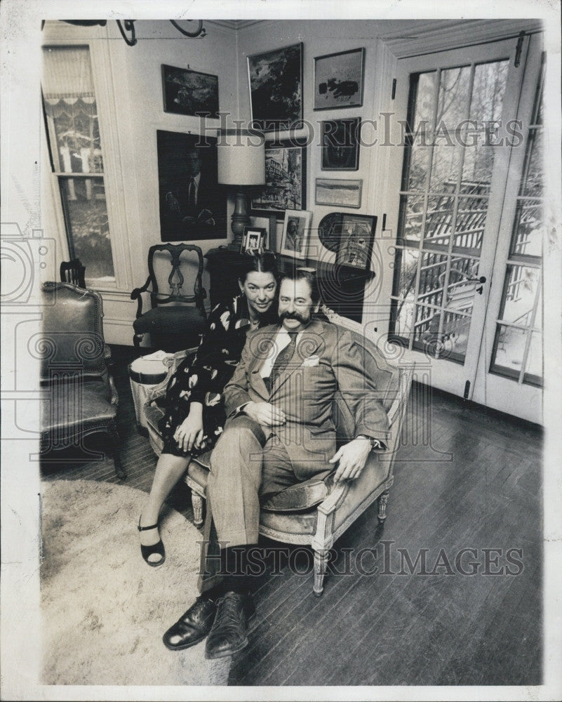 1976 Press Photo Martin and Riva on Loveseat - Historic Images