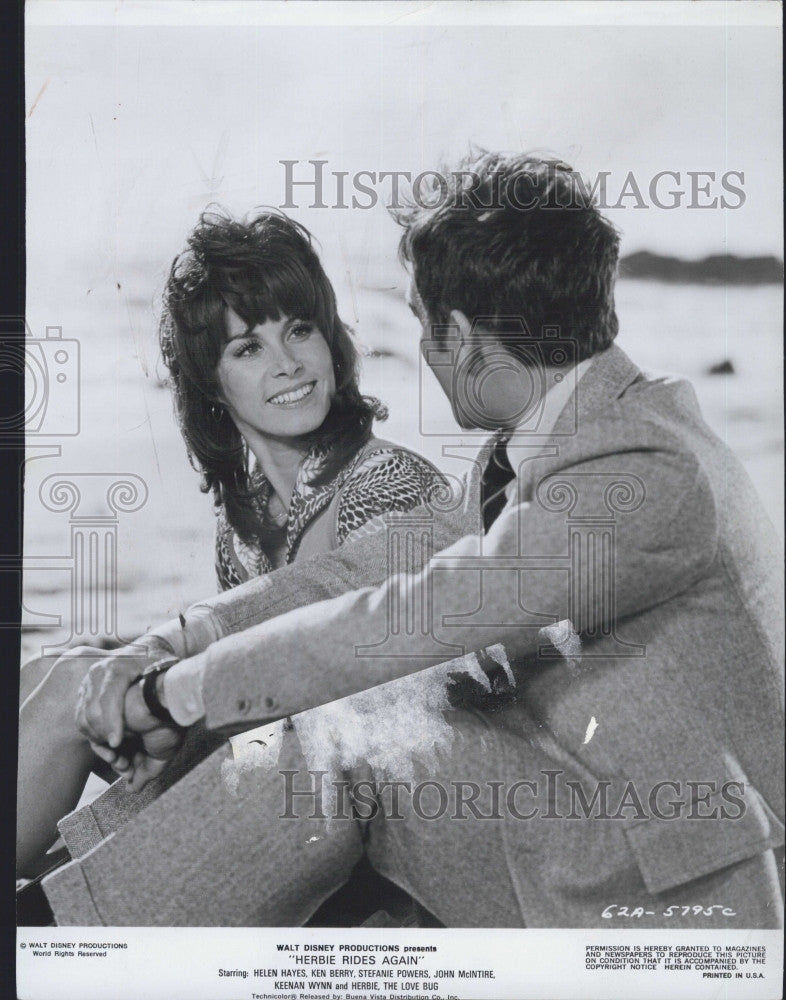 1974 Press Photo Stefanie Powers, Ken Berry &quot;Herbie Rides Again&quot; - Historic Images