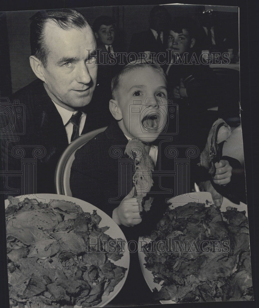 1967 Press Photo Charles Pratt &amp; son Michael at father &amp; son supper - Historic Images