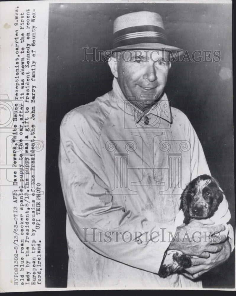 1963 Press Photo Dave Powers. WHite House receptionist &amp; cocker spaniel puppy - Historic Images