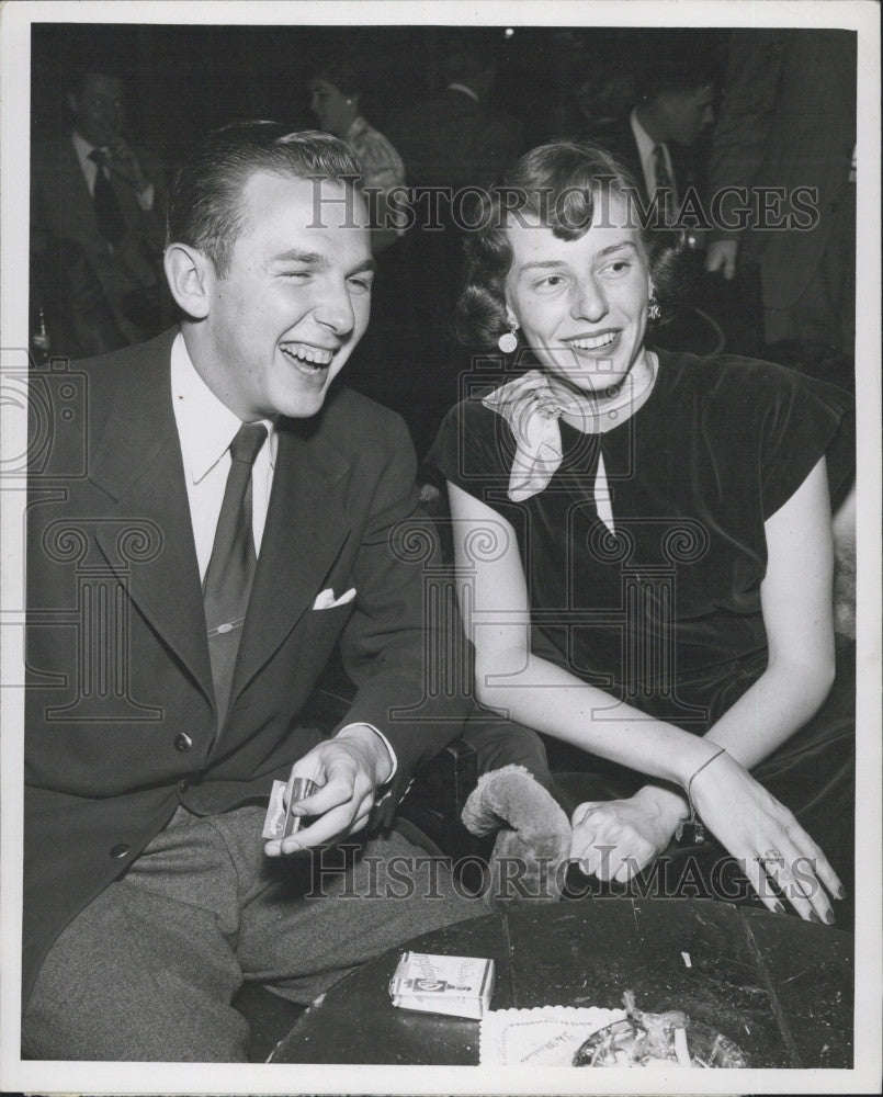 1952 Press Photo Norman Logan &amp; Sue Marcy at lounge of Meadows at Framington - Historic Images