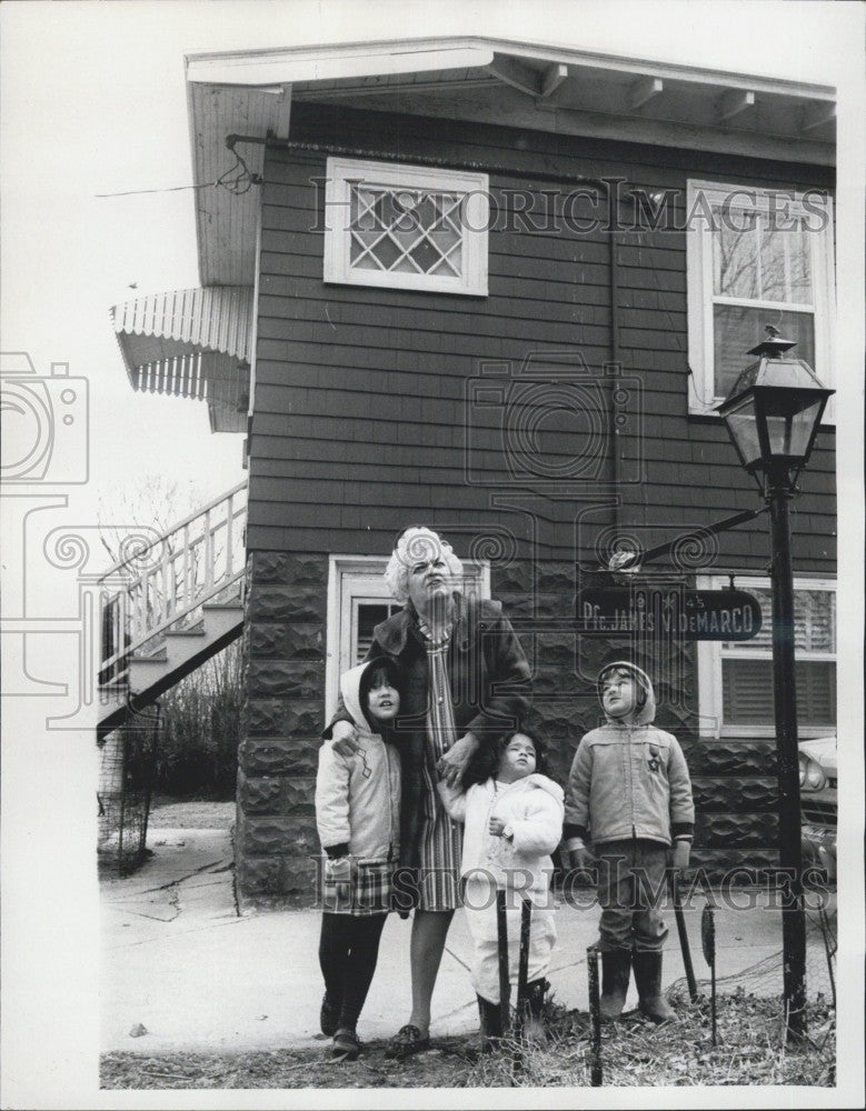 1972 Press Photo Mrs DeMarco of Revere with Grandchildren Custody Battle - Historic Images