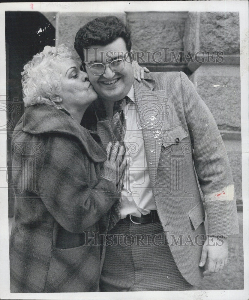 1972 Press Photo Mrs Demarco atty David Perlman Custody Fight for Grandchildren - Historic Images