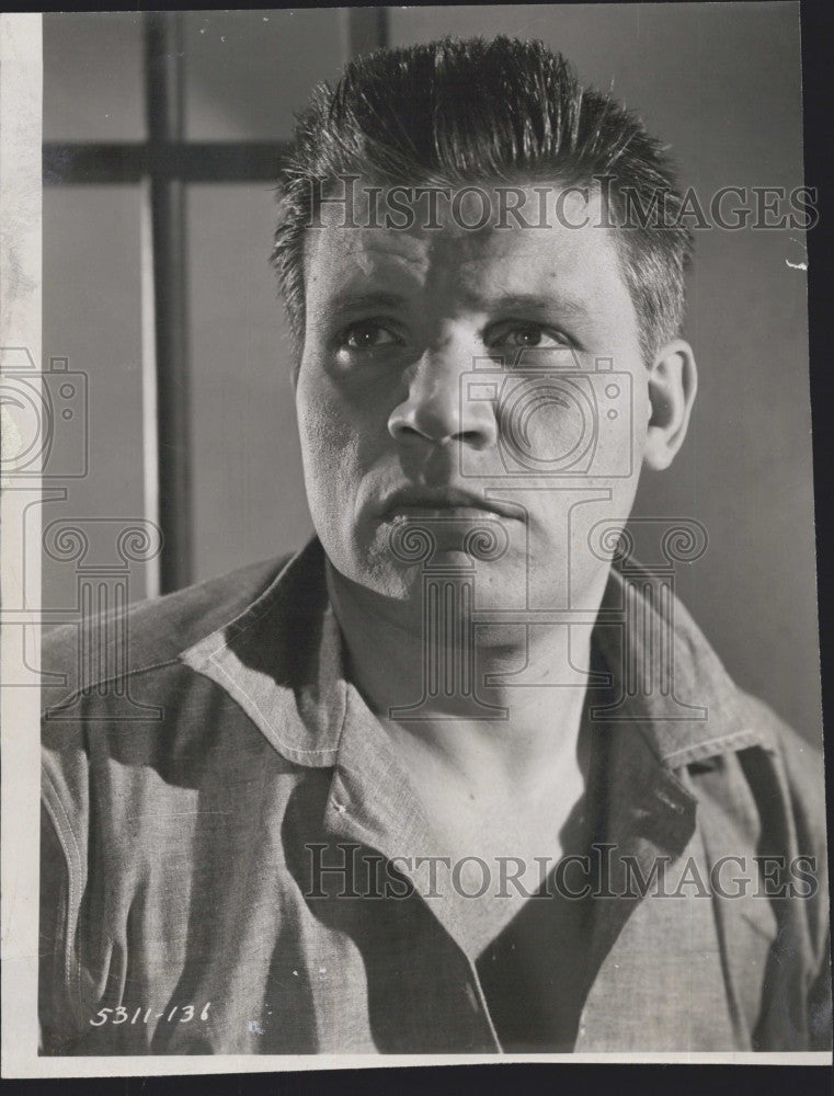 1954 Press Photo Neville Brand in &quot;Riot in Cell Block 11&quot; - Historic Images