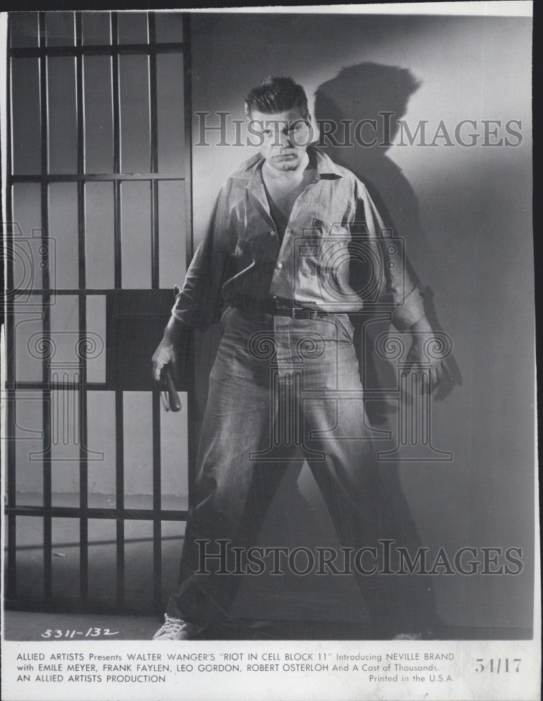 1954 Press Photo Neville Brand in &quot;Riot in Cell Block 11&quot; - Historic Images