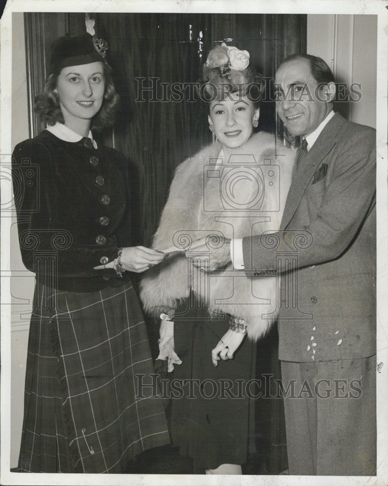 1942 Press Photo Internationally Famous Dance Team The Demarcos with Miss Amy - Historic Images