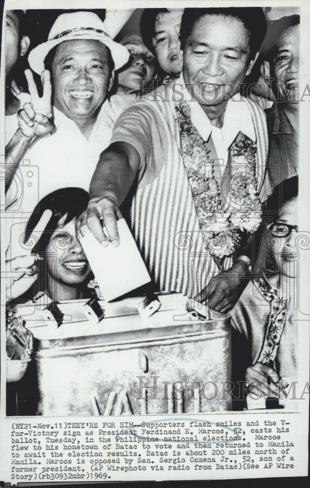 1969 Press Photo Philippine President Ferdinand E. Marcos casts ballot - Historic Images