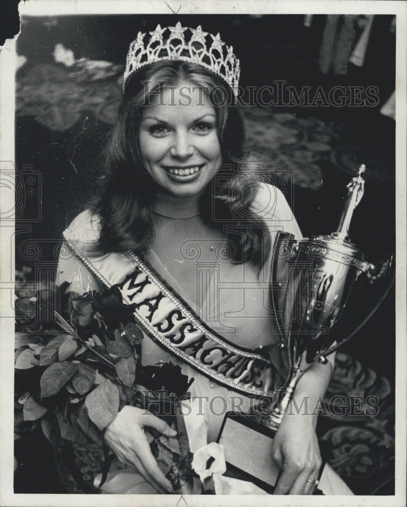 1977 Press Photo Crowned Miss Massachusetts Carolyn A. Marcil - Historic Images