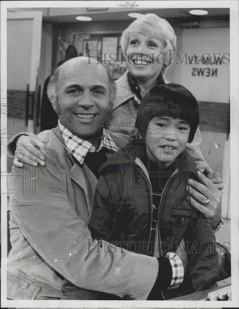 1975 Press Photo  Gavin MacLeod ,Michael Higa,Joyce Bulifant &quot;Mary Tyler Moore&quot; - Historic Images