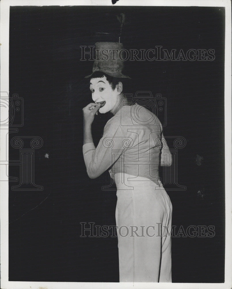 1960 Press Photo Pantomimist, Marcel Marceau performs at Arts theater - Historic Images