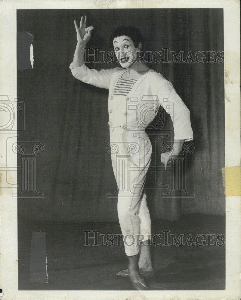 1960 Press Photo Pantomimist, Marcel Marceau performs - Historic Images