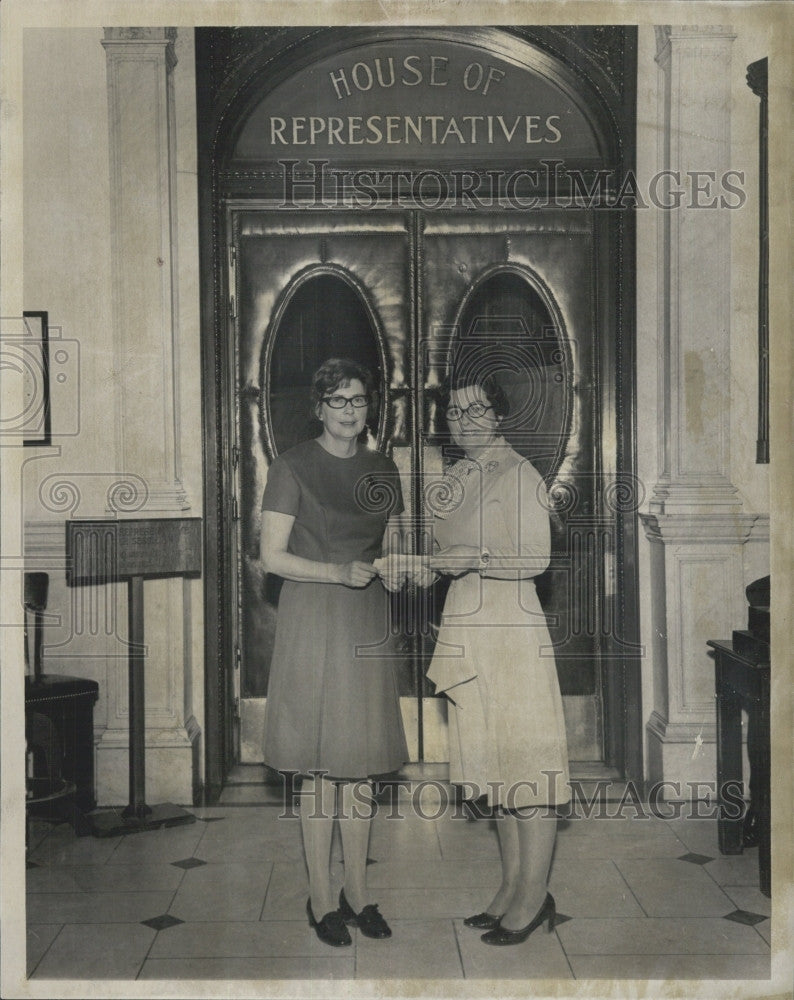 1977 Press Photo MArion MacPherson,Canadian Consel Gen &amp; Rep Mary E Fantasia - Historic Images