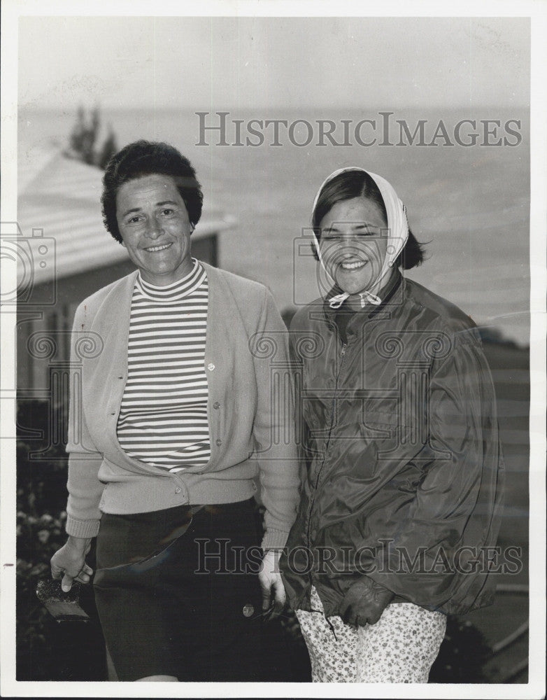 1971 Press Photo Mrs Robert WB MacPherson &amp; Paula Morris at golf club - Historic Images