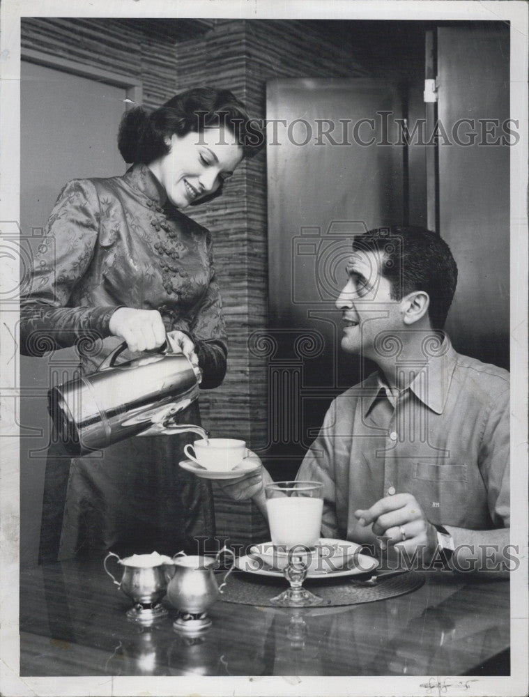 1955 Press Photo Hal March, Emcee of &quot;$64,000 Question&quot; &amp; wife Florence T Torme - Historic Images