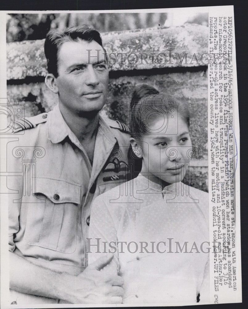 1965 Press Photo Actress Win Min Than With Actor Gregory Peck &quot;The Purple Plain&quot; - Historic Images