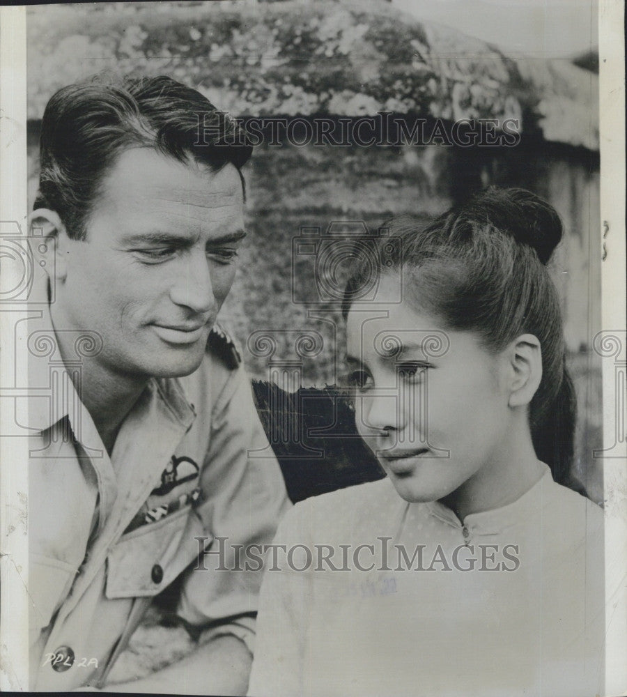 1955 Press Photo Gregory Peck with Actress Win Min Than In &quot;The Purple Plain&quot; - Historic Images